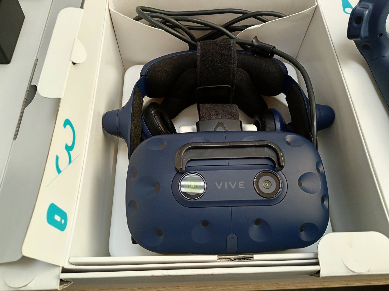 Система виртуальной реальности HTC Vive PRO KIT уценённый Система виртуальной реальности HTC Vive PRO KIT уценённый